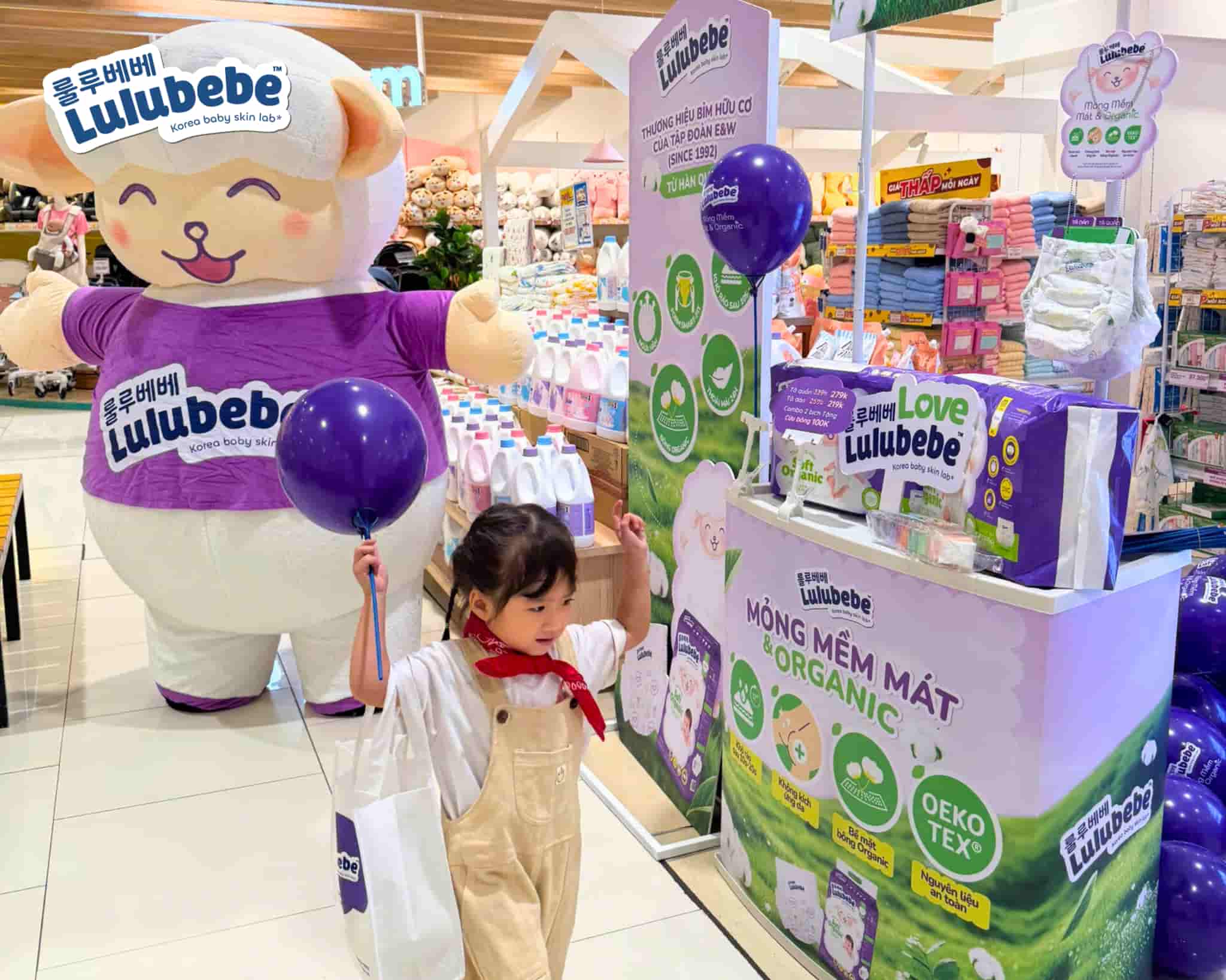 em bé háo hức tham gia