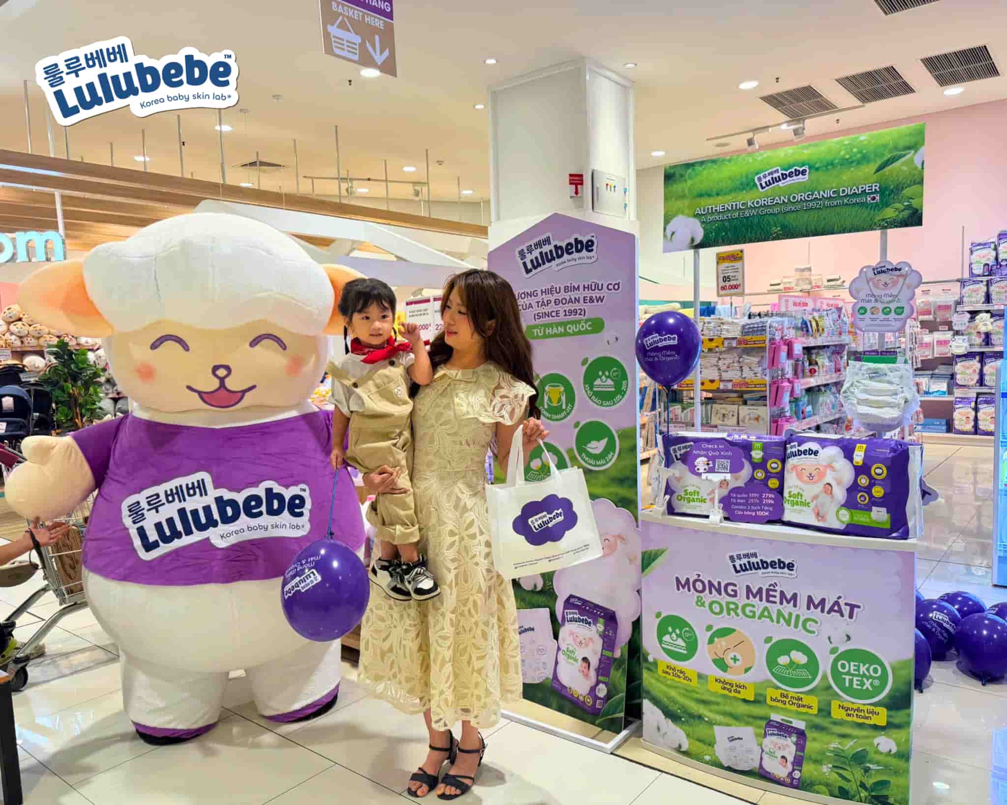 mẹ và bé chụp hình tại chương trình