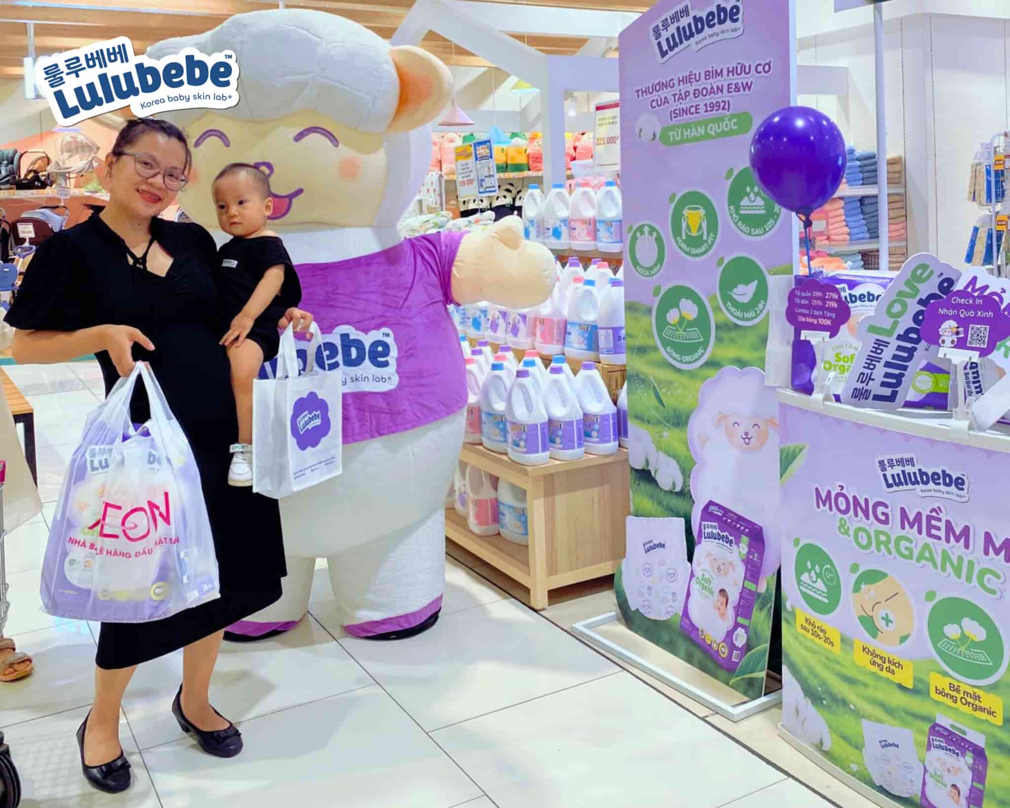 mẹ và bé mua bỉm lulubebe tại aeon