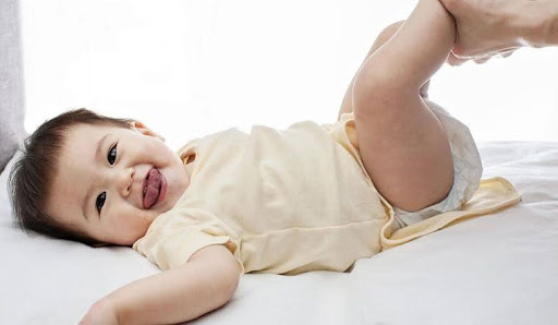 Không dùng bỉm đêm cho bé quá 12 tiếng