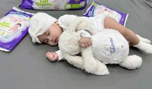 Ban đêm có nên thay bỉm cho bé không sẽ tuỳ thuộc vào nhiều yếu tố