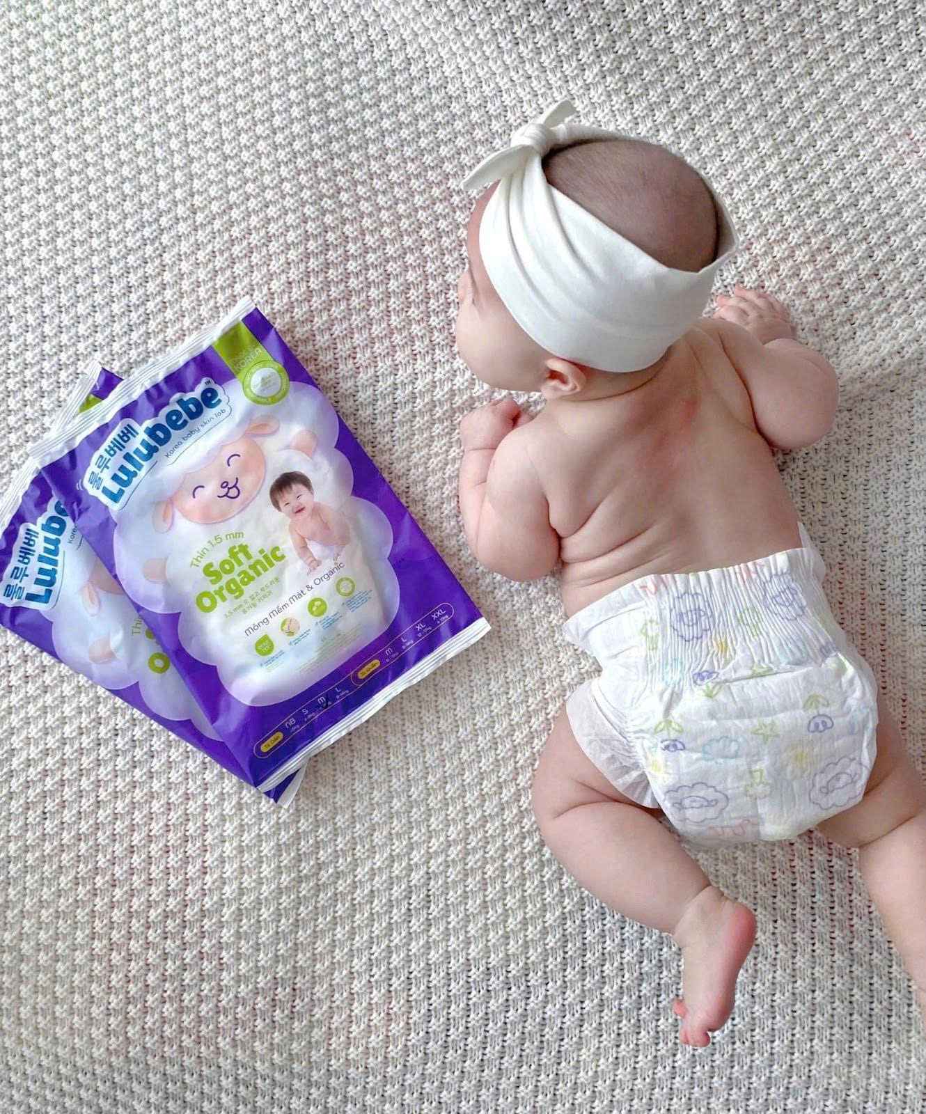 Đối với 1-5 tháng tuổi, ba mẹ nên thay 3 tiếng một lần