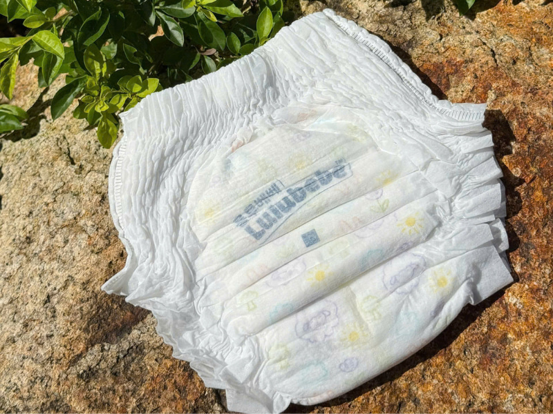 Bề mặt bỉm Lulubebe mềm mịn cho bé cảm giác dễ chịu khi mặc