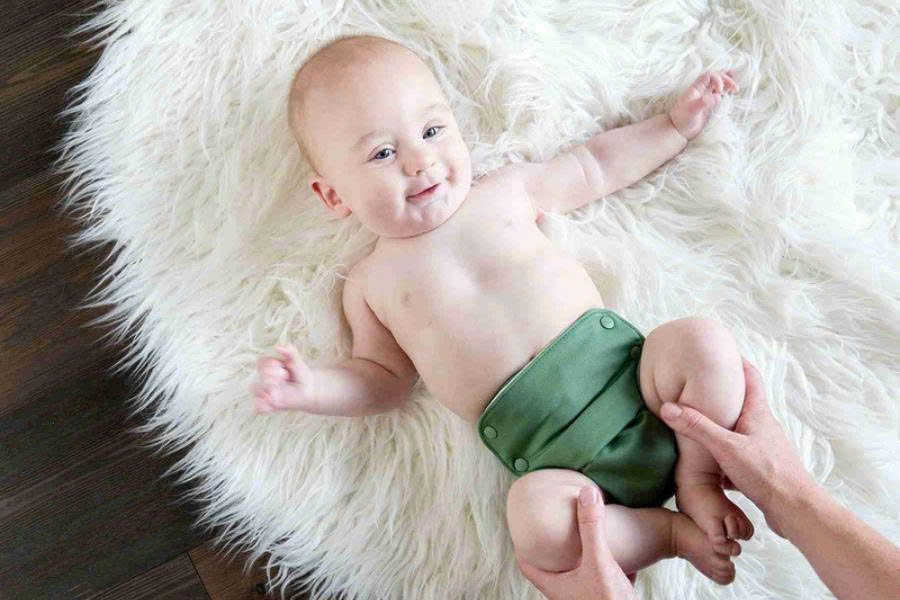 Ba mẹ thực hiện các bước mặc bỉm vải cho bé theo hướng dẫn