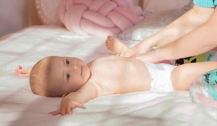 nên thay bỉm cho bé mấy tiếng 1 lần