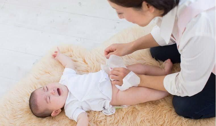 Sử dụng bỉm quá hạn cho bé dễ kích ứng và viêm da