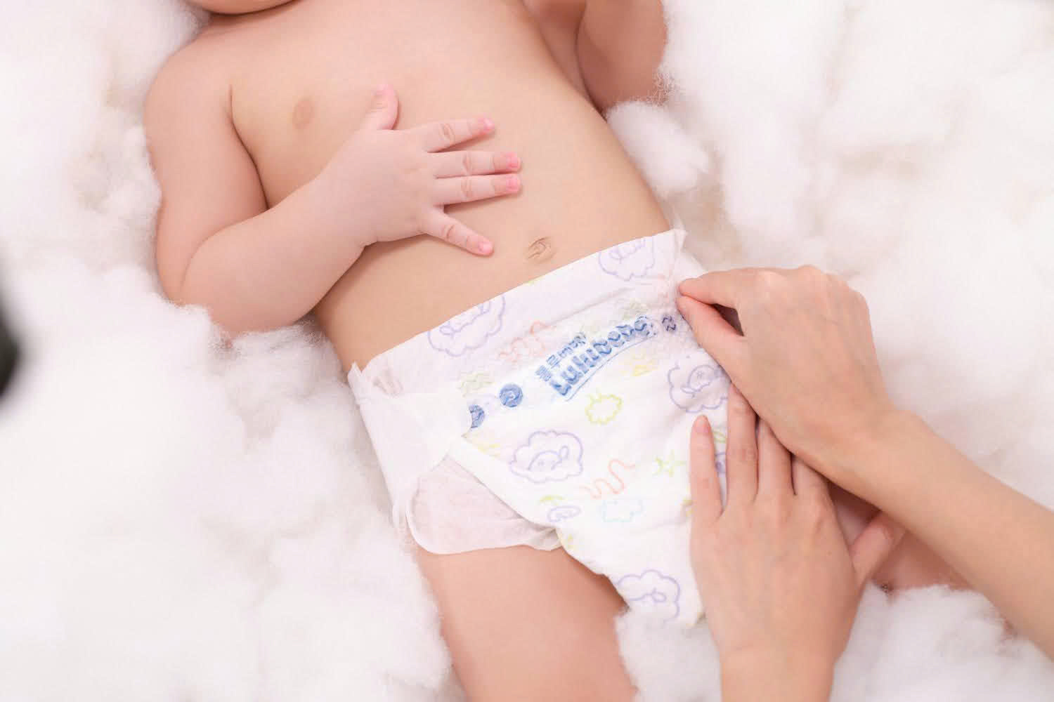 Khi thay bỉm cho bé, ba mẹ cần thao tác nhẹ nhàng để bé không cảm thấy khó chịu